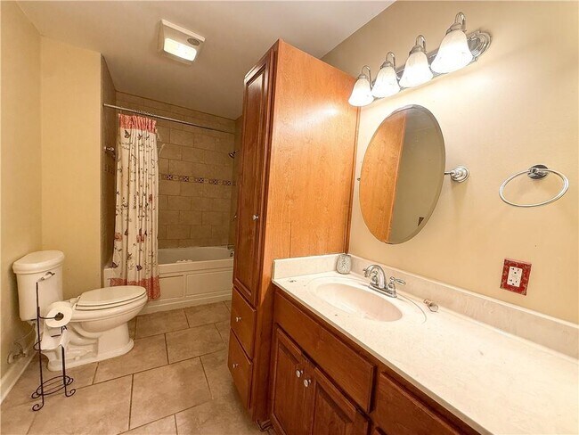 Building Photo - 2772 N Grafhill Dr