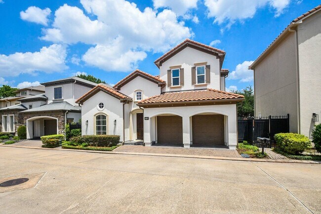 Building Photo - 2702 Tudor Manor