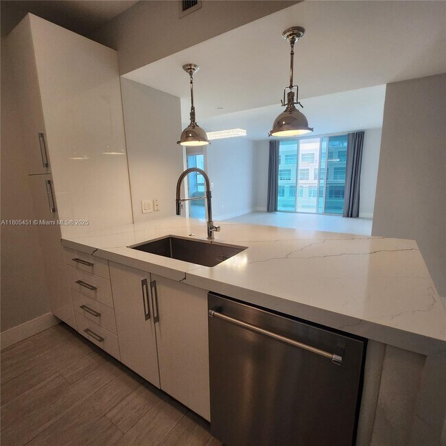 Building Photo - 950 Brickell Bay Dr