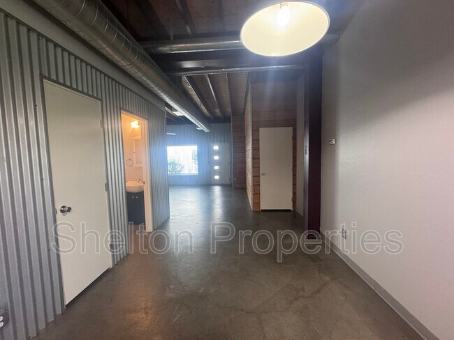 Building Photo - 2121 W Hayward Ave