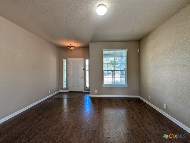 Building Photo - 212 Oak Creek Way