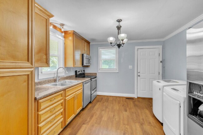 Building Photo - Cute Bungalow Style 2-Bedroom Haven with H...
