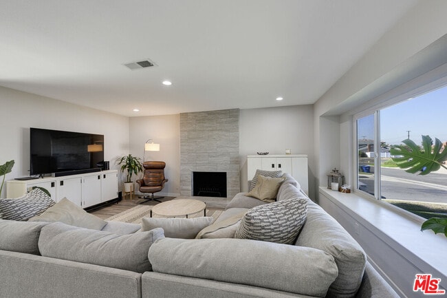 Building Photo - 19358 Alcona St