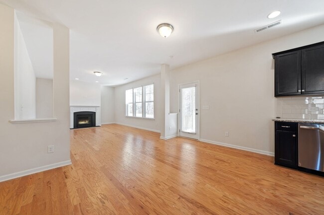 Building Photo - Amazing location in Durham-Pool, Tennis Courts, Gym!