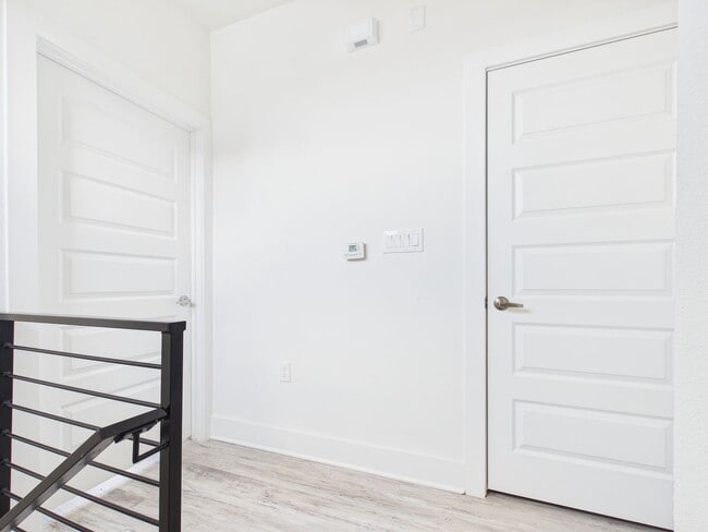 Building Photo - Modern Freestanding Condo with Private Yard Near Downtown Austin