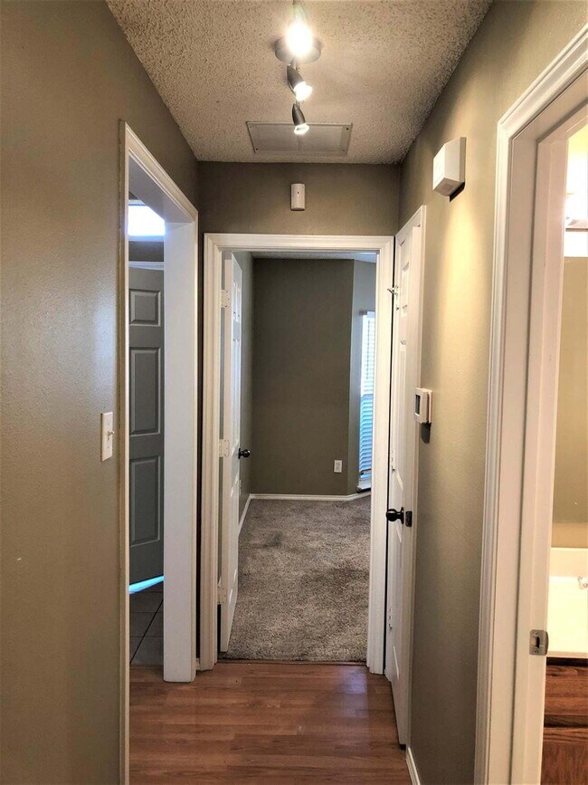 Building Photo - Charming 3/2 in Southwest Lubbock!