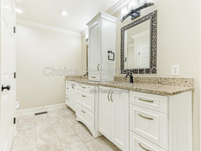 Building Photo - 1174 Robinhood Cir