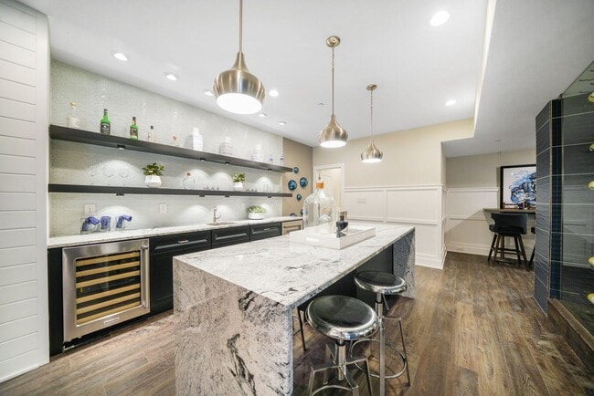 Building Photo - Luxury Fully Furnished 3 Bed 3.5 Bath Town...