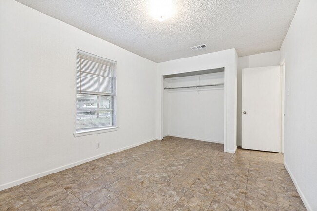 Building Photo - 3-BEDROOM HOME IN LOMA PARK