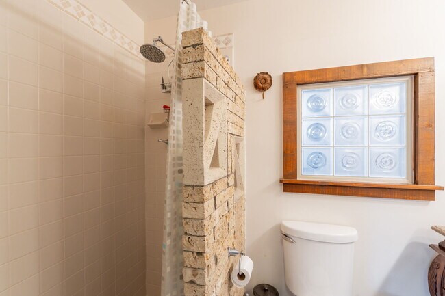 Building Photo - 1902 E Cortez St