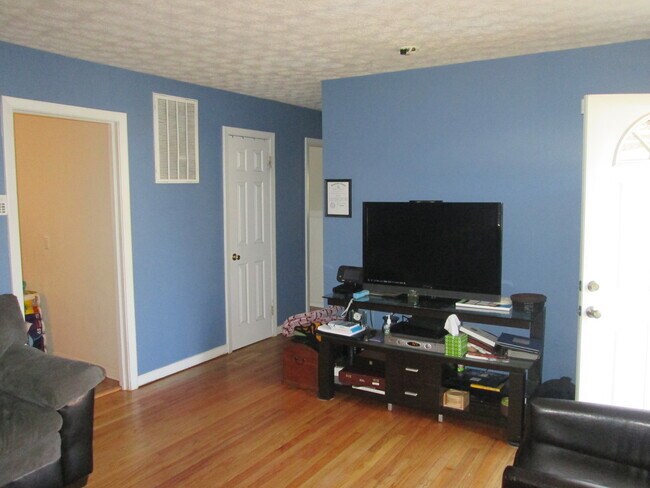 Building Photo - Three Bedroom Highland Springs Home. Available in September