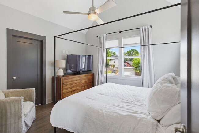 Building Photo - 1608 16th Ave N