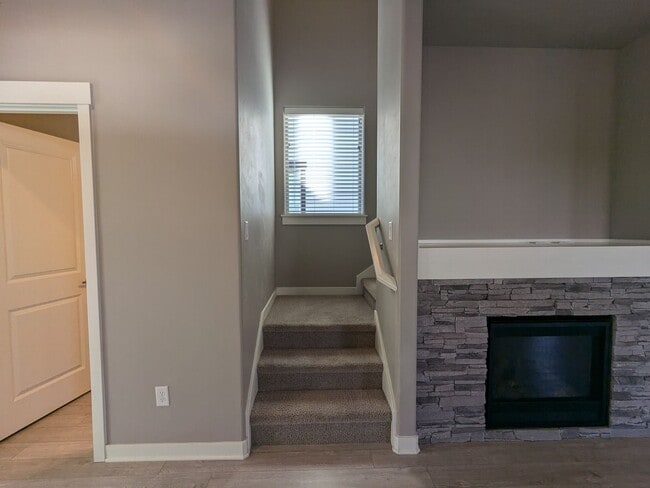 Building Photo - Newer 3 bedroom plus Den and Amenities in The Bridges