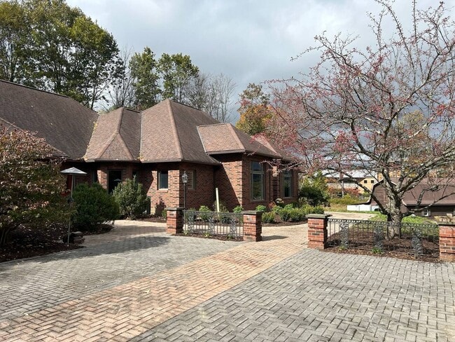 Building Photo - 4 Bedroom 3.5 Bath House Furnished With At...