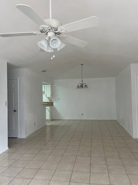 Building Photo - 1802 Bobcat Ln