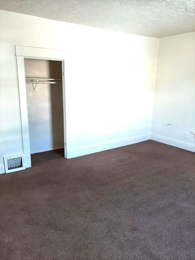 Building Photo - (1614 8th Ave)