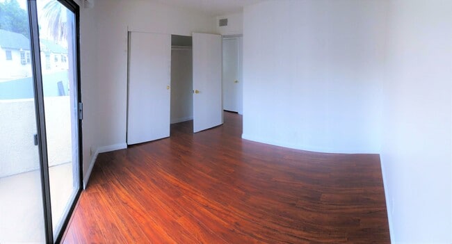 Building Photo - Spacious, bright and HUGE 2bd/1ba + 2 park...