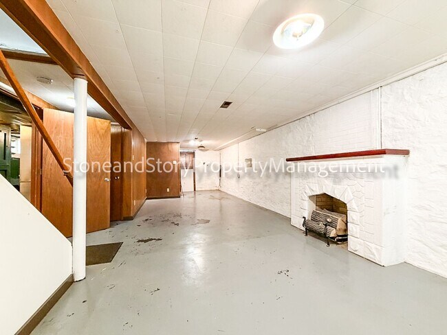 Building Photo - Large 2 story home in Oakland with large garage