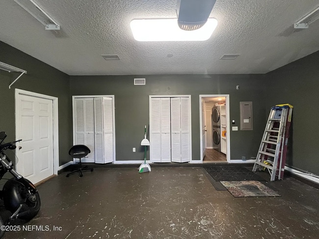 Building Photo - 6 Bedrooms 4 Bathroom 1672 Hammock Grove Lane