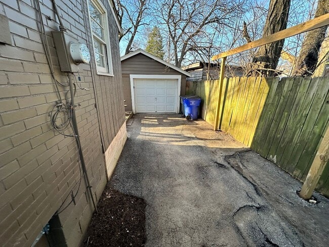 Building Photo - Beautiful House in Picadome! Off-Street Parking, W/D, Breakfast Bar, Deck, Fenced Backyard!