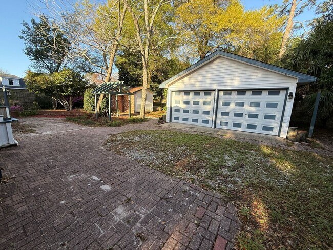 Building Photo - Gulf Breeze Proper - Casablanca - 2 bed, 1 bath