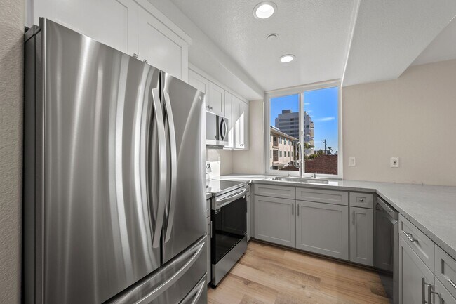 Building Photo - Stunning Remodeled Condo with Views in Banker's Hill