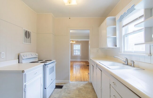Building Photo - Charming West Plaza Bungalow