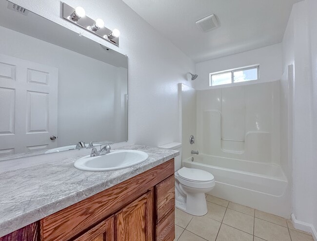 Building Photo - Renovated 3/2 House w/ New Paint/Flooring,...