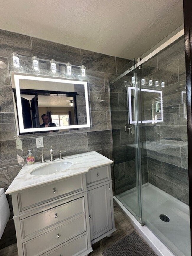 Building Photo - Newly Remodeled 3 Bedroom / 2 Bathroom in NE Madras