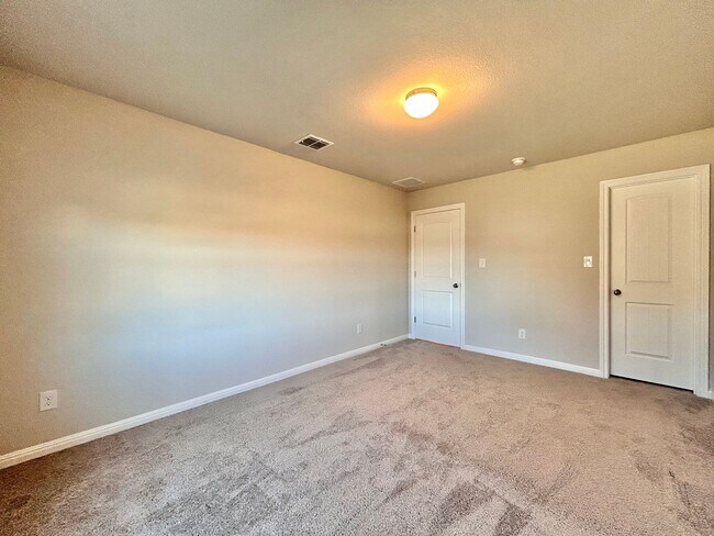 Building Photo - Stunning 4-Bed + Office Home in Lagos Community!