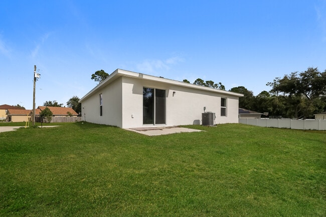 Building Photo - 1427 Swan Ct