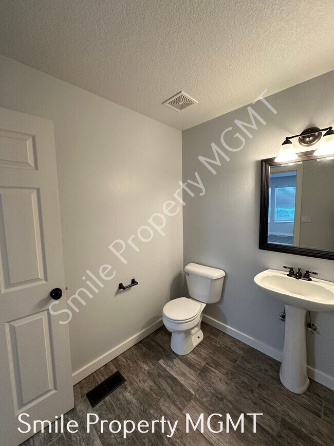 Building Photo - 3 Bedroom House in Happy Valley