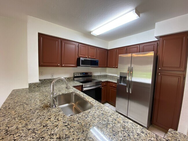 Building Photo - 13941 Fairway Island Dr