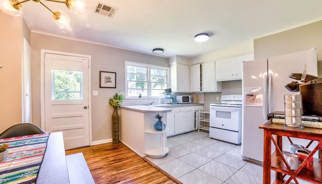 Building Photo - Beautifully Renovated Rose District Home