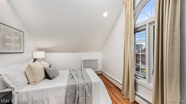 Building Photo - 343 S Elm St