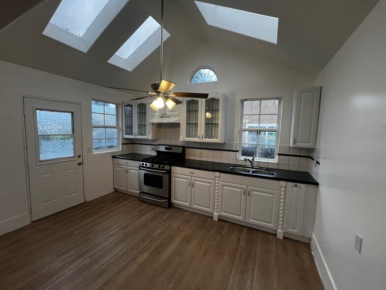 Building Photo - 201 E Eagle St