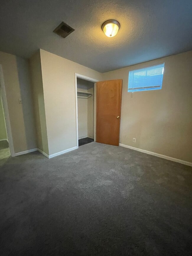 Building Photo - 4 Bed 2 Bath Ranch style Home Available Oc...