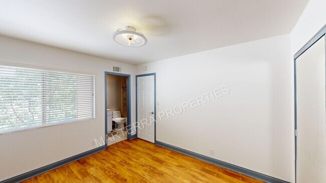 Building Photo - 2-bedroom Townhome in Irvine!