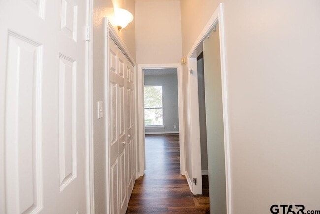 Building Photo - 5917 Hollytree Dr