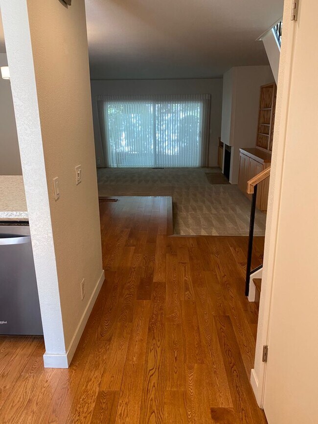 Building Photo - $4900-  Mountain View Townhouse-2 bedroom 2.5 bath.