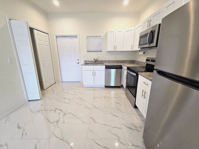 Building Photo - Cute and Cozy 2/1 Single family home