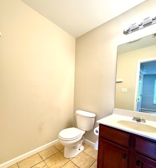Building Photo - 641 Hampton Way