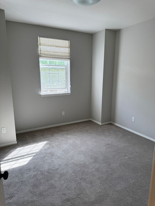 Building Photo - Gorgeous Townhome with W/S/G AND Gas!