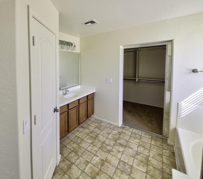 Building Photo - BEAUTIFUL 4 BED 2.5 BATH, OVER 2300SQFT., ...