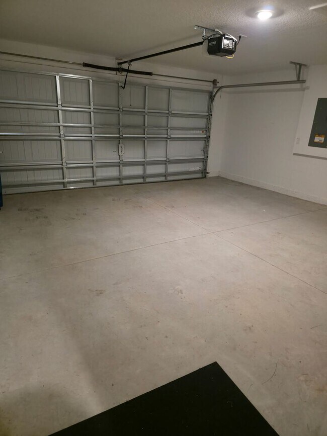 Building Photo - Brand New 3/2/2 furnished close to I75 to ...