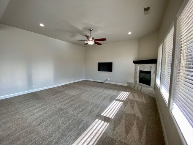 Building Photo - SPACIOUS HOME FOR RENT!