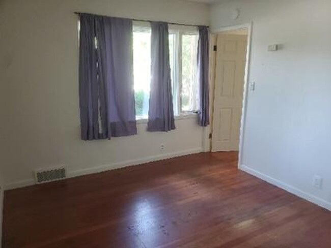 Building Photo - STUDENTS WELCOME! 4 Bed 2 Bath House 1 Blo...