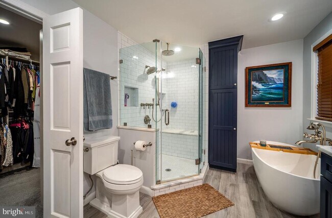 Building Photo - 2235 Abbotsford Dr