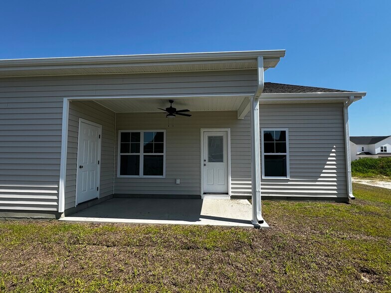 Building Photo - 809A Sarah Rebecca Dr