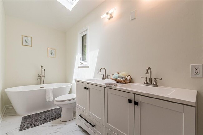 Building Photo - 4523 Runnemede Rd NW